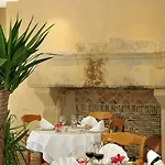Logis & Restaurant Le Cheval Blanc Et Clovis Hotell Vouillé