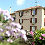 Logis & Restaurant Le Cheval Blanc Et Clovis
