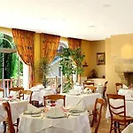 Logis & Restaurant Le Cheval Blanc Et Clovis 3*