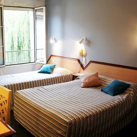 מלון Logis & Restaurant Le Cheval Blanc Et Clovis