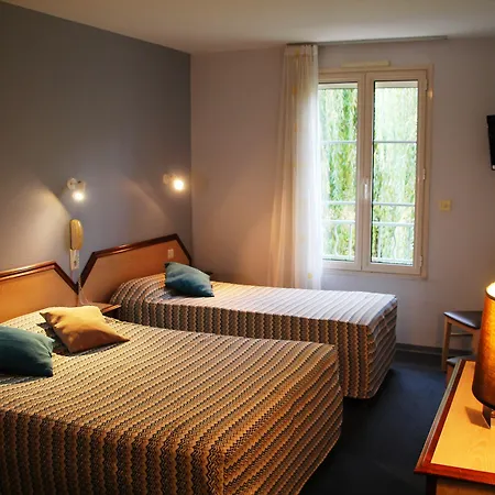 Logis & Restaurant Le Cheval Blanc Et Clovis מלון 3*
