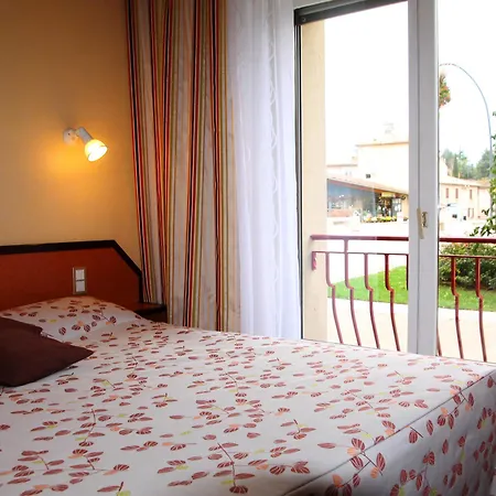 מלון Logis & Restaurant Le Cheval Blanc Et Clovis Vouillé