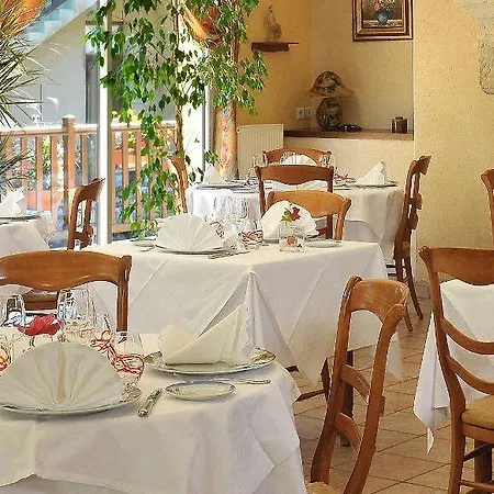 Logis & Restaurant Le Cheval Blanc Et Clovis מלון