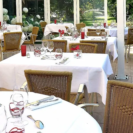 Logis & Restaurant Le Cheval Blanc Et Clovis מלון Vouillé