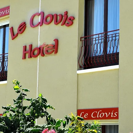 Logis & Restaurant Le Cheval Blanc Et Clovis Vouillé