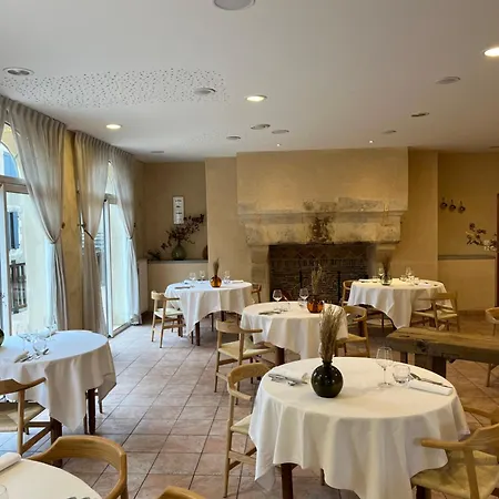 Logis & Restaurant Le Cheval Blanc Et Clovis فندق 3*