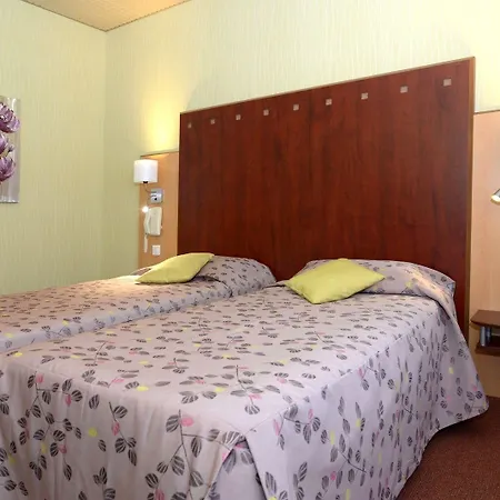 מלון Logis & Restaurant Le Cheval Blanc Et Clovis