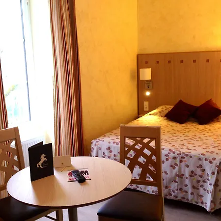 Logis & Restaurant Le Cheval Blanc Et Clovis Vouillé