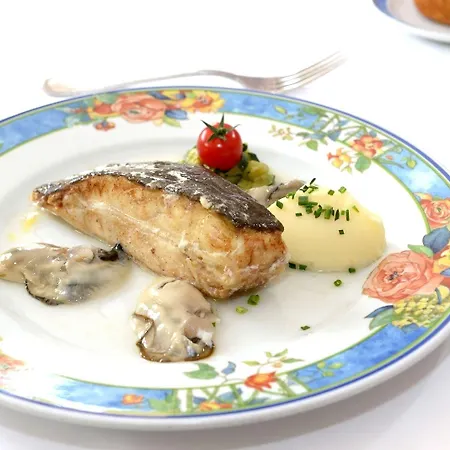 מלון Logis & Restaurant Le Cheval Blanc Et Clovis 3*