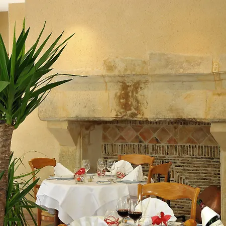 Logis & Restaurant Le Cheval Blanc Et Clovis מלון Vouillé