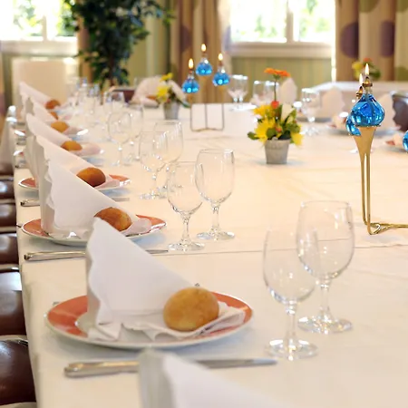 Logis & Restaurant Le Cheval Blanc Et Clovis מלון