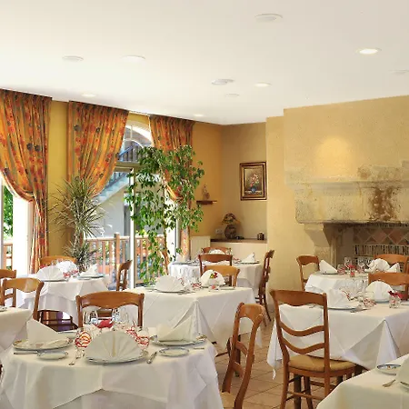 Logis & Restaurant Le Cheval Blanc Et Clovis 3*