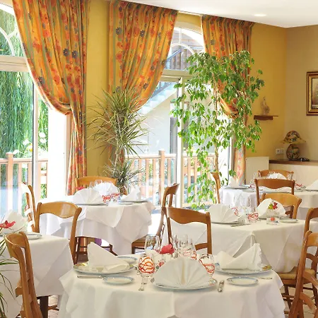 Hotell Logis & Restaurant Le Cheval Blanc Et Clovis