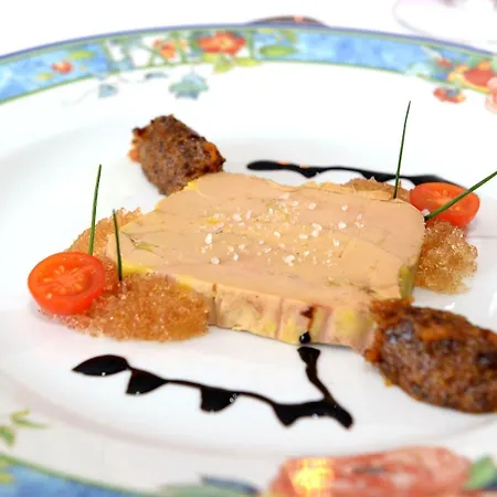 Logis & Restaurant Le Cheval Blanc Et Clovis מלון 3*