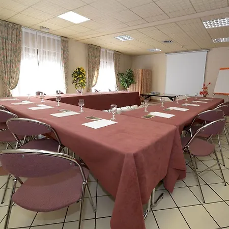 Logis & Restaurant Le Cheval Blanc Et Clovis Отель Vouille (Vienne)