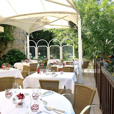 Отель Logis & Restaurant Le Cheval Blanc Et Clovis Vouille (Vienne)