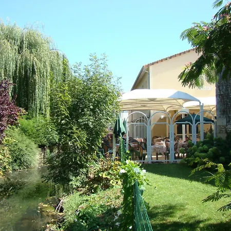 Logis & Restaurant Le Cheval Blanc Et Clovis 3*