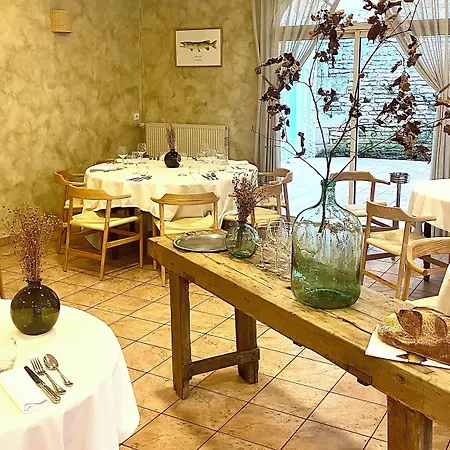 Hotel Logis & Restaurant Le Cheval Blanc Et Clovis 3*