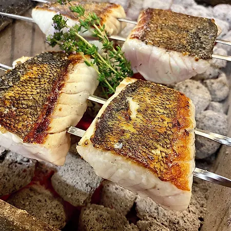 Logis & Restaurant Le Cheval Blanc Et Clovis فندق 3*