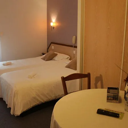 Hotell Logis & Restaurant Le Cheval Blanc Et Clovis Vouillé