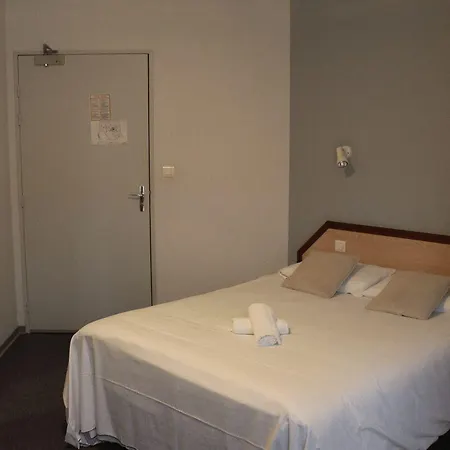 Отель Logis & Restaurant Le Cheval Blanc Et Clovis