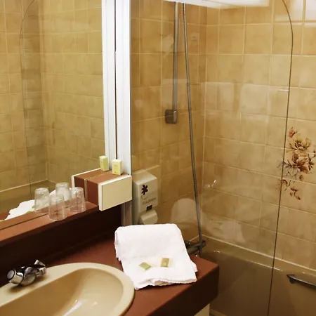 Отель Logis & Restaurant Le Cheval Blanc Et Clovis Vouille (Vienne)