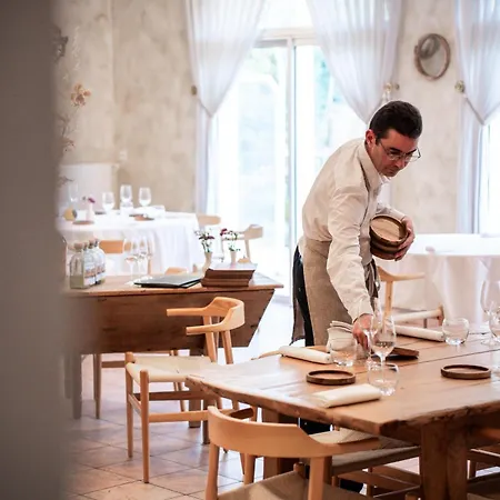 מלון Logis & Restaurant Le Cheval Blanc Et Clovis