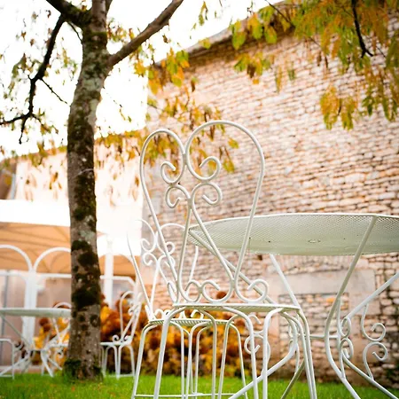 מלון Logis & Restaurant Le Cheval Blanc Et Clovis Vouillé