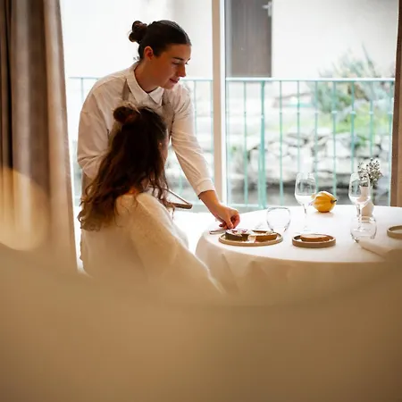 Logis & Restaurant Le Cheval Blanc Et Clovis 3*