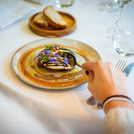 Logis & Restaurant Le Cheval Blanc Et Clovis מלון 3*