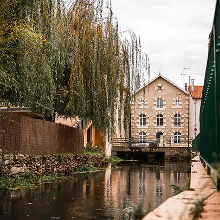 מלון Logis & Restaurant Le Cheval Blanc Et Clovis Vouillé
