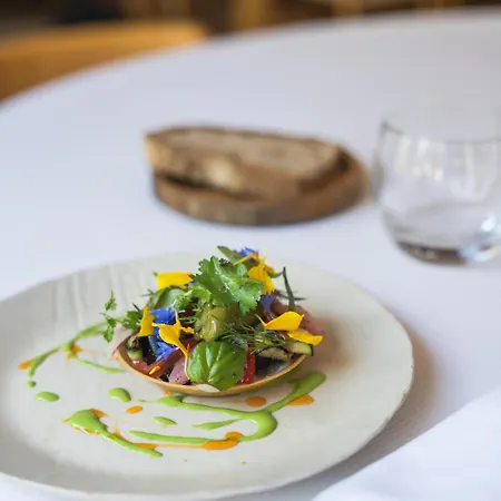 מלון Logis & Restaurant Le Cheval Blanc Et Clovis 3*
