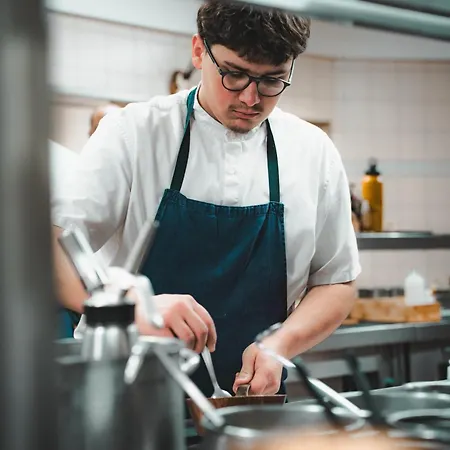 Logis & Restaurant Le Cheval Blanc Et Clovis מלון Vouillé
