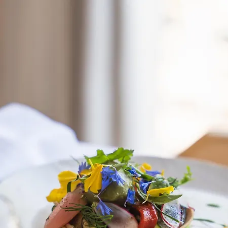 מלון Logis & Restaurant Le Cheval Blanc Et Clovis 3*