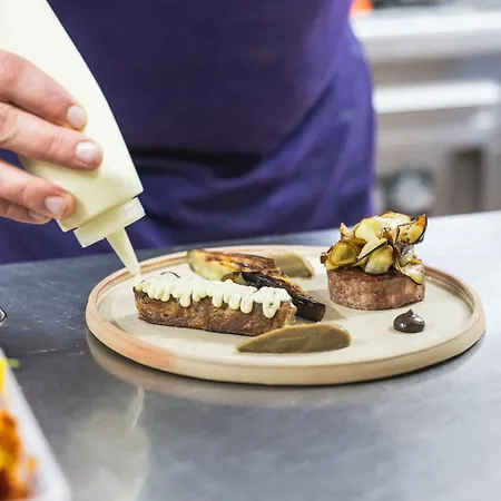 Logis & Restaurant Le Cheval Blanc Et Clovis מלון