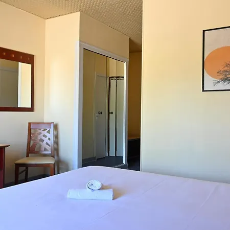 Logis & Restaurant Le Cheval Blanc Et Clovis מלון 3*