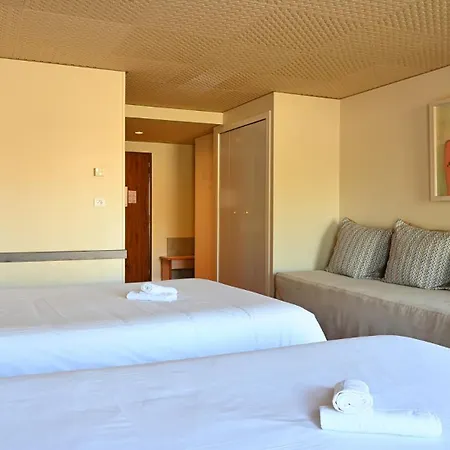 מלון Logis & Restaurant Le Cheval Blanc Et Clovis 3*