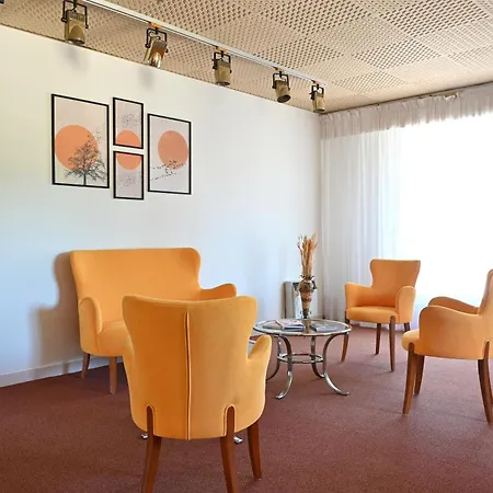 Logis & Restaurant Le Cheval Blanc Et Clovis מלון
