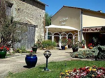 Logis & Restaurant Le Cheval Blanc Et Clovis فندق 3*