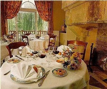 Logis & Restaurant Le Cheval Blanc Et Clovis Vouillé