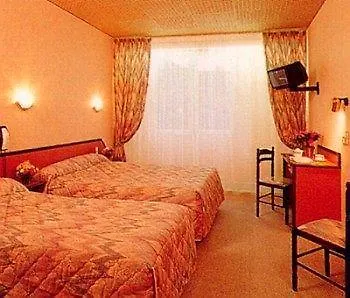 فندق Logis & Restaurant Le Cheval Blanc Et Clovis 3*