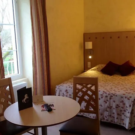Logis & Restaurant Le Cheval Blanc Et Clovis Hotell 3*
