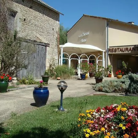 Отель Logis & Restaurant Le Cheval Blanc Et Clovis 3*