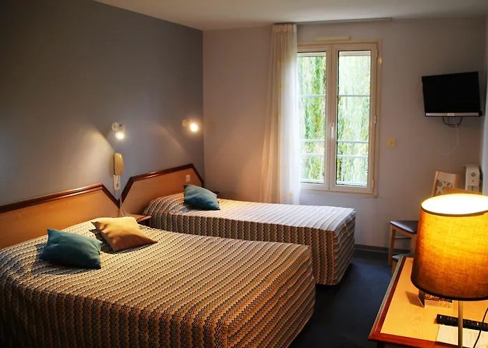 Logis & Restaurant Le Cheval Blanc Et Clovis 酒店 3*