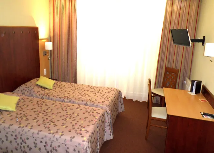 酒店 Logis & Restaurant Le Cheval Blanc Et Clovis