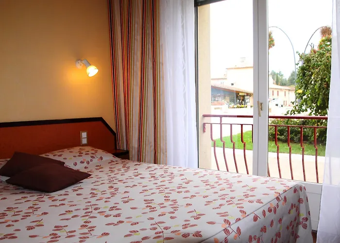 酒店 Logis & Restaurant Le Cheval Blanc Et Clovis 武耶