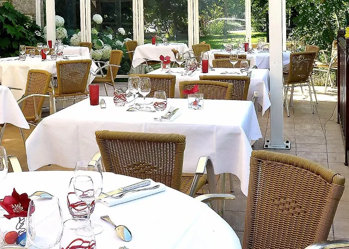 Logis & Restaurant Le Cheval Blanc Et Clovis 酒店 武耶