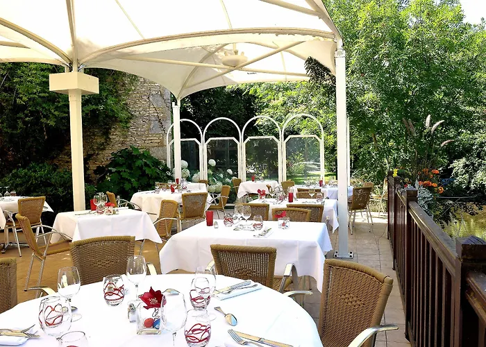 Logis & Restaurant Le Cheval Blanc Et Clovis 武耶