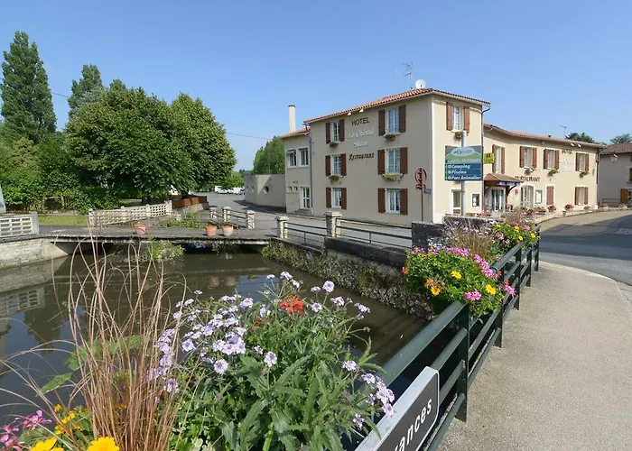 Logis & Restaurant Le Cheval Blanc Et Clovis 3* 武耶