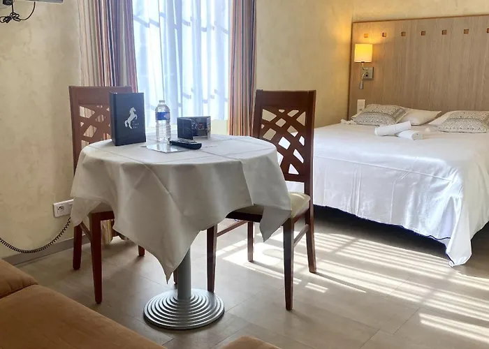 Logis & Restaurant Le Cheval Blanc Et Clovis 3*